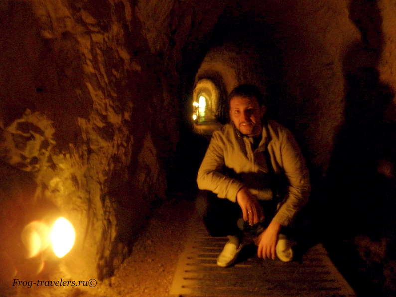 Костя Саморосенко в тоннеле под водопадом