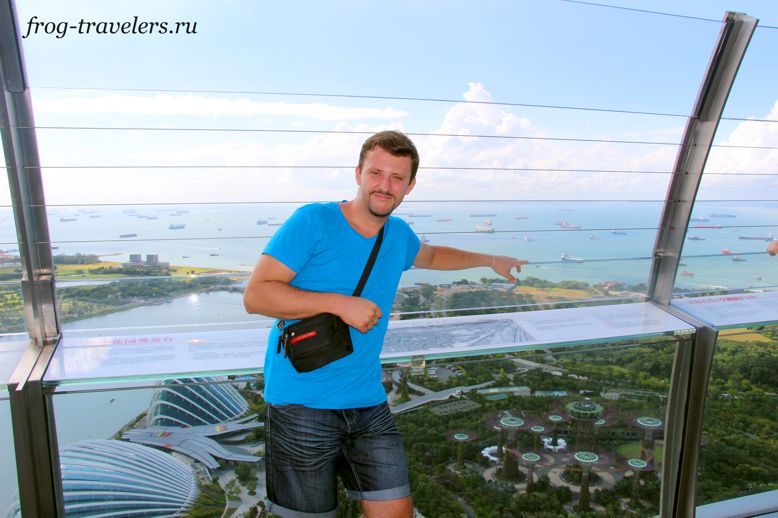 Костя Саморосенко на крыше отеля с бассейном Marina Bay Sands