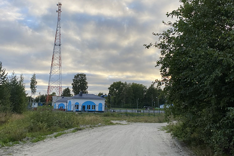 Дорога к водопаду летом Дорога к водопаду летом