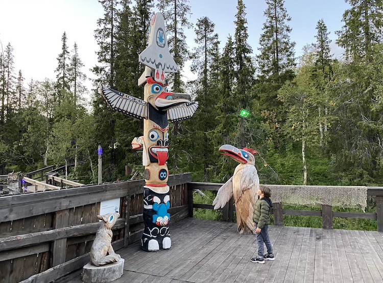 Таинственный лес с ребёнком в летний сезон