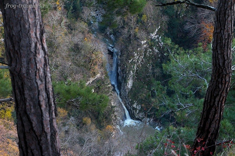 Вид на Большой Агурский водопад с Орлиных скал