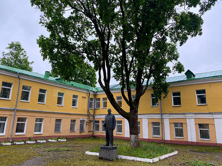 Ленин во внутреннем дворике